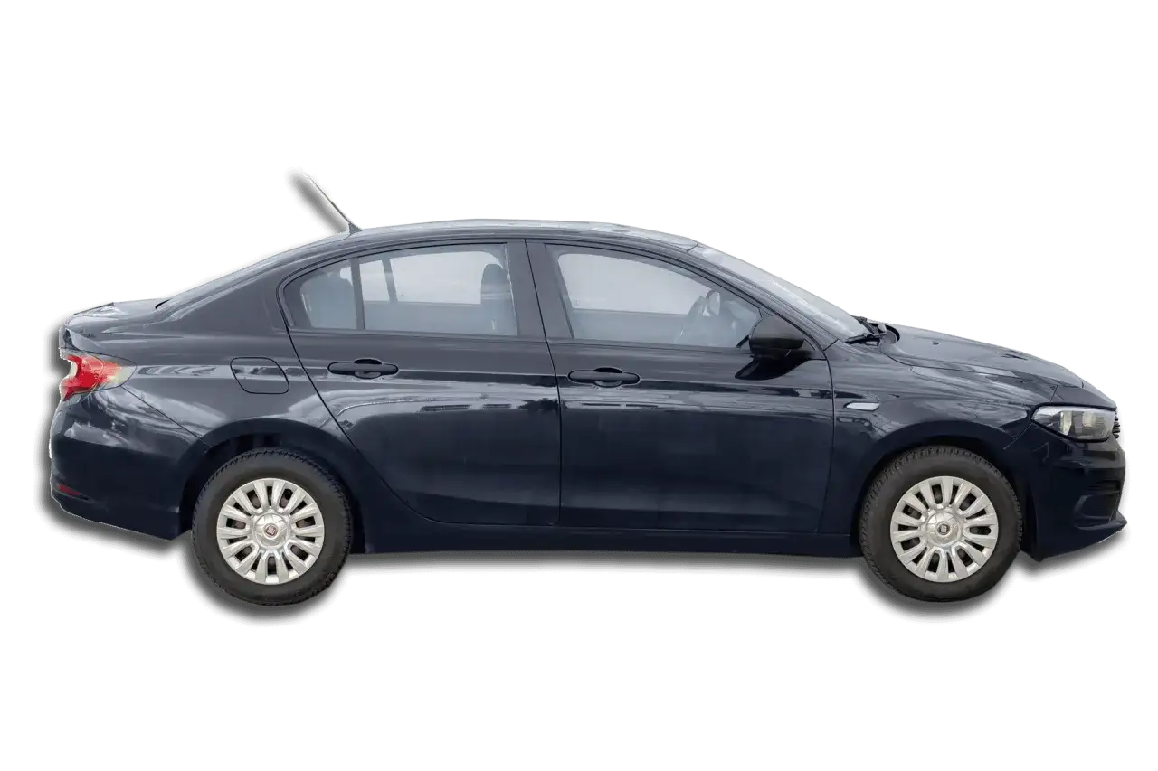 Ciemny Fiat Tipo sedan z antenką na dachu, gotowy do podróży.