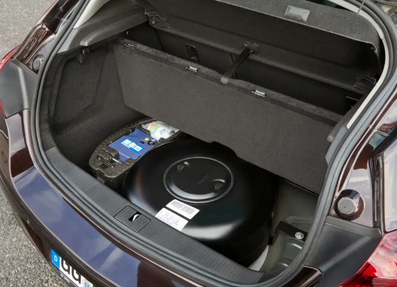 Bagażnik Opla Astry J hatchback z zamontowaną butlą LPG.