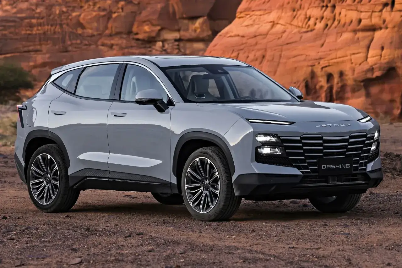 Szary Jetour Dashing na tle pustynnych skał. Nowoczesny SUV gotowy na przygodę.