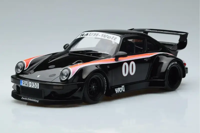 Czarny Porsche RWB z numerem 00 i kolorowymi pasami na masce i błotnikach.