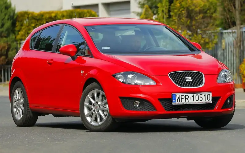 Czerwony Seat Leon 2 z polskimi tablicami rejestracyjnymi WPR 10510.